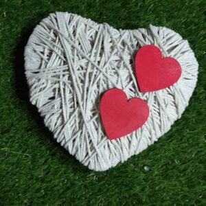 Χειροποίητη "String Art" Καρδιά με Δύο Κόκκινες Λεπτομέρειες